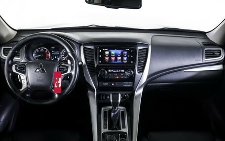 Mitsubishi Pajero Sport III рестайлинг, 2018 год, 2 390 000 рублей, 13 фотография