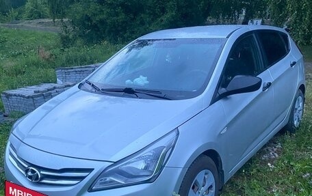 Hyundai Solaris II рестайлинг, 2015 год, 930 000 рублей, 2 фотография