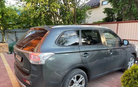 Mitsubishi Outlander III рестайлинг 3, 2014 год, 1 300 000 рублей, 4 фотография
