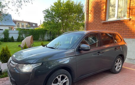 Mitsubishi Outlander III рестайлинг 3, 2014 год, 1 300 000 рублей, 2 фотография