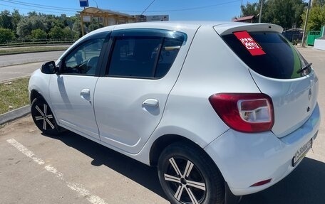 Renault Sandero II рестайлинг, 2014 год, 700 000 рублей, 2 фотография