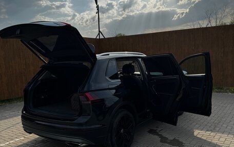 Volkswagen Tiguan II, 2017 год, 2 350 000 рублей, 2 фотография