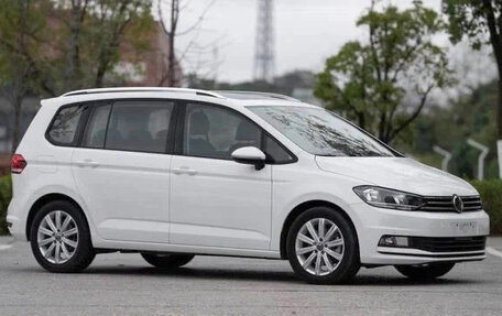 Volkswagen Touran III, 2022 год, 1 500 000 рублей, 1 фотография