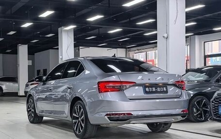 Skoda Superb III рестайлинг, 2023 год, 2 200 000 рублей, 3 фотография