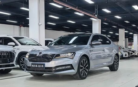 Skoda Superb III рестайлинг, 2023 год, 2 200 000 рублей, 2 фотография
