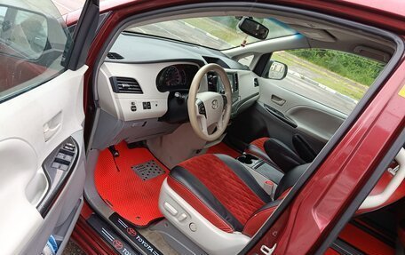 Toyota Sienna III, 2013 год, 1 380 000 рублей, 2 фотография