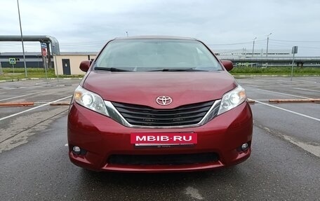 Toyota Sienna III, 2013 год, 1 380 000 рублей, 3 фотография
