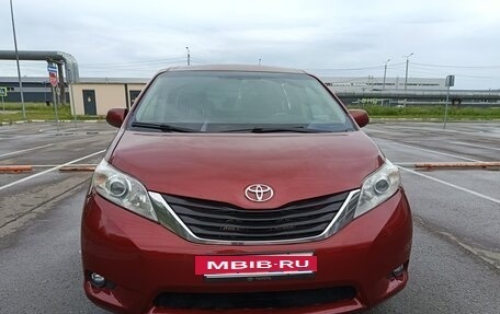 Toyota Sienna III, 2013 год, 1 380 000 рублей, 10 фотография