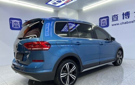 Volkswagen Touran III, 2022 год, 1 900 000 рублей, 4 фотография