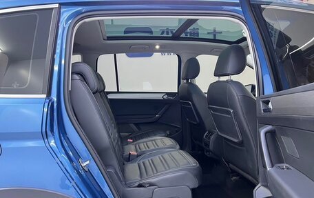 Volkswagen Touran III, 2022 год, 1 900 000 рублей, 10 фотография