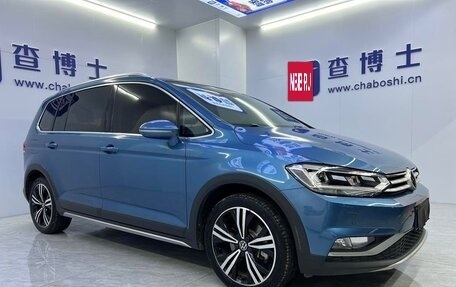 Volkswagen Touran III, 2022 год, 1 900 000 рублей, 3 фотография