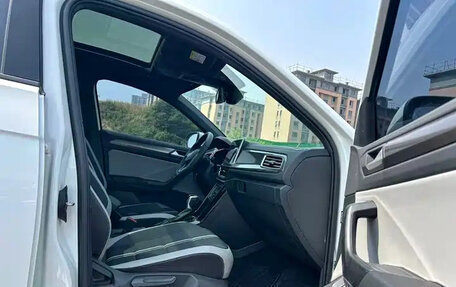 Volkswagen T-Roc I, 2023 год, 1 327 000 рублей, 7 фотография