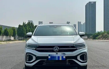 Volkswagen T-Roc I, 2023 год, 1 327 000 рублей, 2 фотография