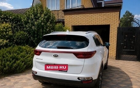 KIA Sportage IV рестайлинг, 2020 год, 2 300 000 рублей, 2 фотография