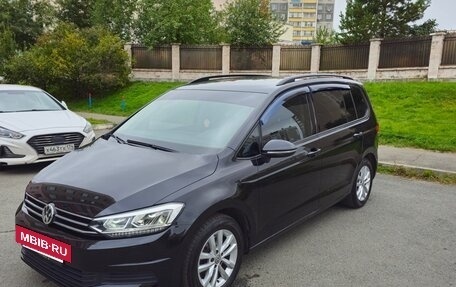 Volkswagen Touran III, 2019 год, 1 850 000 рублей, 2 фотография