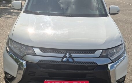 Mitsubishi Outlander III рестайлинг 3, 2019 год, 2 200 000 рублей, 2 фотография