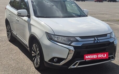 Mitsubishi Outlander III рестайлинг 3, 2019 год, 2 200 000 рублей, 3 фотография