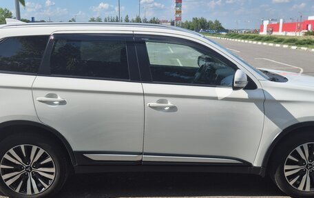 Mitsubishi Outlander III рестайлинг 3, 2019 год, 2 200 000 рублей, 4 фотография