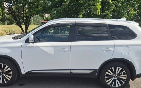 Mitsubishi Outlander III рестайлинг 3, 2019 год, 2 200 000 рублей, 8 фотография