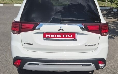 Mitsubishi Outlander III рестайлинг 3, 2019 год, 2 200 000 рублей, 6 фотография