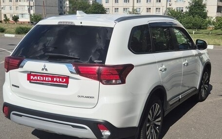Mitsubishi Outlander III рестайлинг 3, 2019 год, 2 200 000 рублей, 5 фотография
