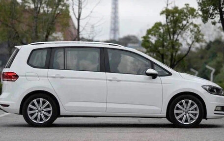 Volkswagen Touran III, 2022 год, 1 500 000 рублей, 7 фотография