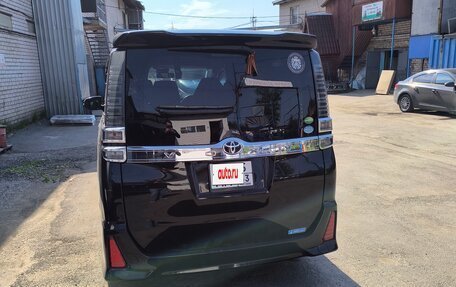 Toyota Voxy III, 2018 год, 2 550 000 рублей, 3 фотография