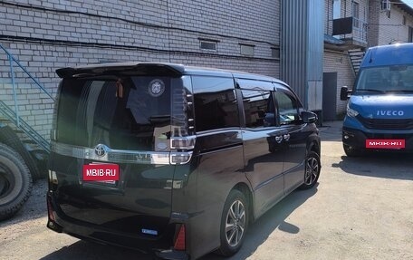 Toyota Voxy III, 2018 год, 2 550 000 рублей, 2 фотография