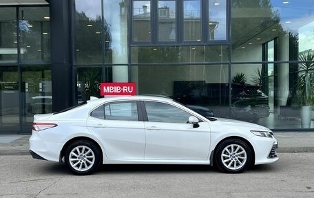 Toyota Camry, 2022 год, 3 190 000 рублей, 4 фотография