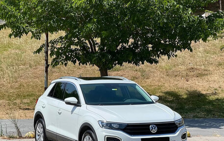 Volkswagen T-Roc I, 2023 год, 1 770 000 рублей, 2 фотография