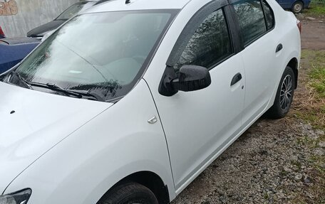 Renault Logan II, 2017 год, 900 000 рублей, 2 фотография