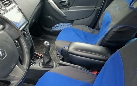 Renault Logan II, 2017 год, 900 000 рублей, 7 фотография