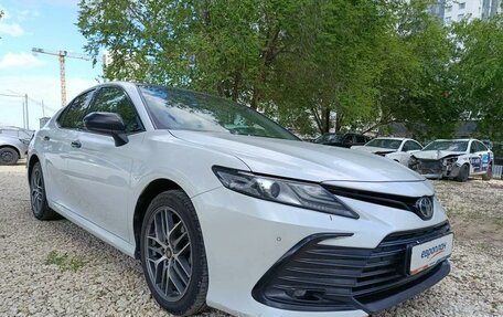 Toyota Camry, 2022 год, 3 190 000 рублей, 2 фотография