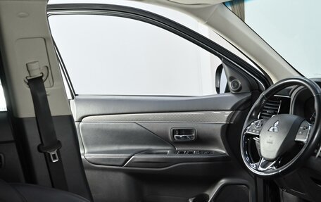 Mitsubishi Outlander III рестайлинг 3, 2019 год, 1 889 000 рублей, 14 фотография