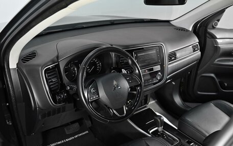 Mitsubishi Outlander III рестайлинг 3, 2019 год, 1 889 000 рублей, 12 фотография