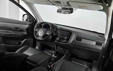 Mitsubishi Outlander III рестайлинг 3, 2019 год, 1 889 000 рублей, 13 фотография