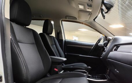 Mitsubishi Outlander III рестайлинг 3, 2018 год, 2 000 000 рублей, 13 фотография