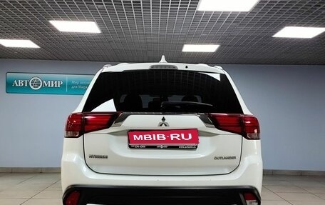 Mitsubishi Outlander III рестайлинг 3, 2018 год, 2 000 000 рублей, 6 фотография