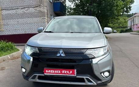 Mitsubishi Outlander III рестайлинг 3, 2019 год, 2 500 000 рублей, 1 фотография