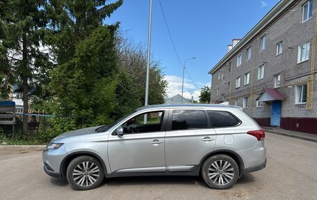 Mitsubishi Outlander III рестайлинг 3, 2019 год, 2 500 000 рублей, 3 фотография
