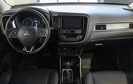 Mitsubishi Outlander III рестайлинг 3, 2019 год, 2 245 000 рублей, 10 фотография