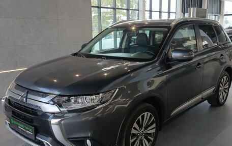 Mitsubishi Outlander III рестайлинг 3, 2019 год, 2 245 000 рублей, 3 фотография