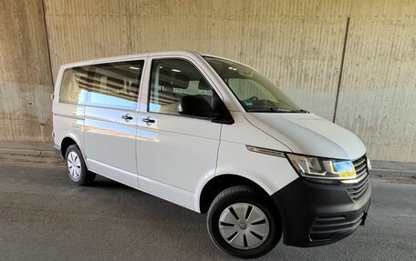 Volkswagen Caravelle T6 рестайлинг, 2022 год, 2 950 000 рублей, 1 фотография