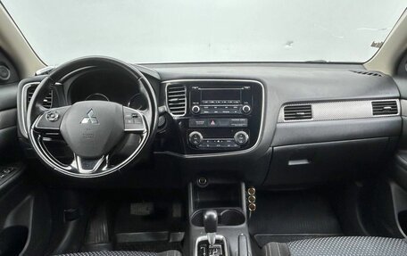 Mitsubishi Outlander III рестайлинг 3, 2016 год, 2 010 000 рублей, 9 фотография