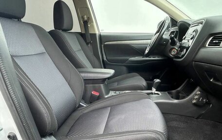 Mitsubishi Outlander III рестайлинг 3, 2016 год, 2 010 000 рублей, 10 фотография