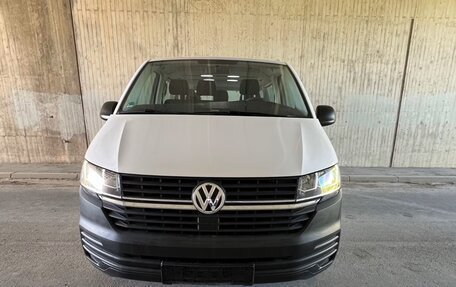 Volkswagen Caravelle T6 рестайлинг, 2022 год, 2 950 000 рублей, 7 фотография