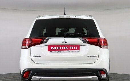 Mitsubishi Outlander III рестайлинг 3, 2016 год, 1 799 000 рублей, 7 фотография