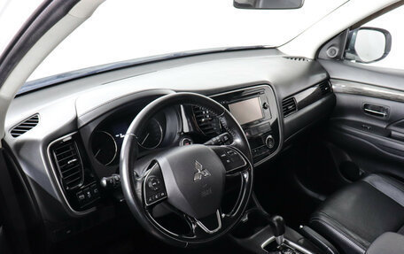 Mitsubishi Outlander III рестайлинг 3, 2016 год, 1 799 000 рублей, 10 фотография