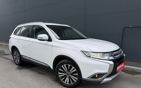 Mitsubishi Outlander III рестайлинг 3, 2016 год, 1 700 000 рублей, 1 фотография