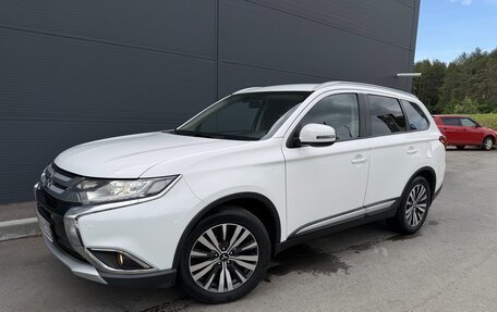 Mitsubishi Outlander III рестайлинг 3, 2016 год, 1 700 000 рублей, 4 фотография